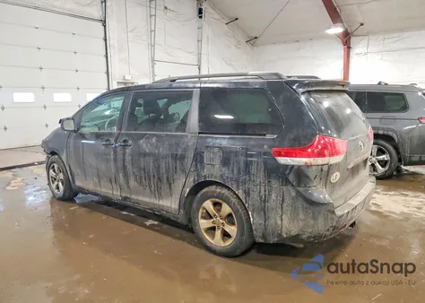 2014 Toyota Sienna Le z USA, uszkodzony, nr VIN 5TDKK3DC1ES462970